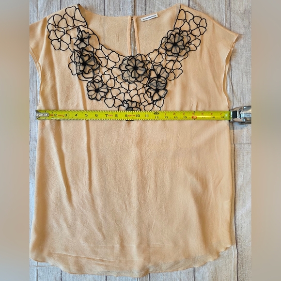 Club Monaco Women's 100% Silk Peach Top Black Floral Appliqué Size Large Shirt - Picture 9 of 9